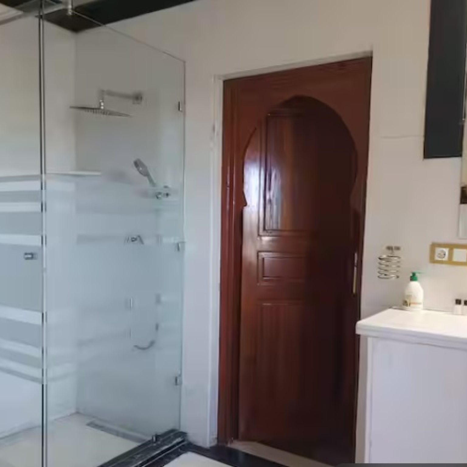 BATHROOM 6