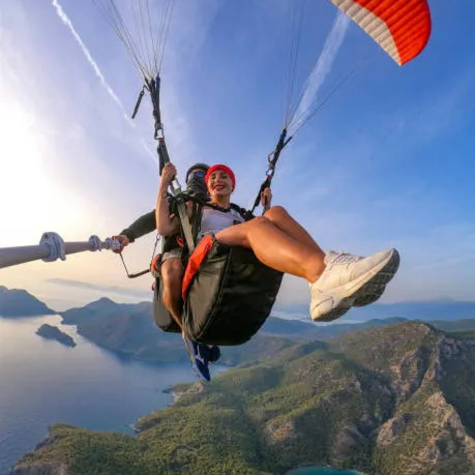pilote-de-parapente-avec-client-parapente-en-tandem