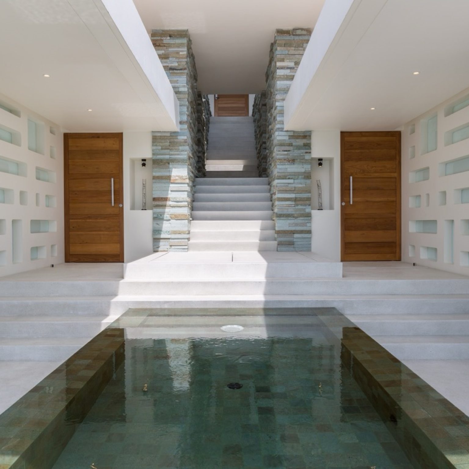Entrance-002 – Grande