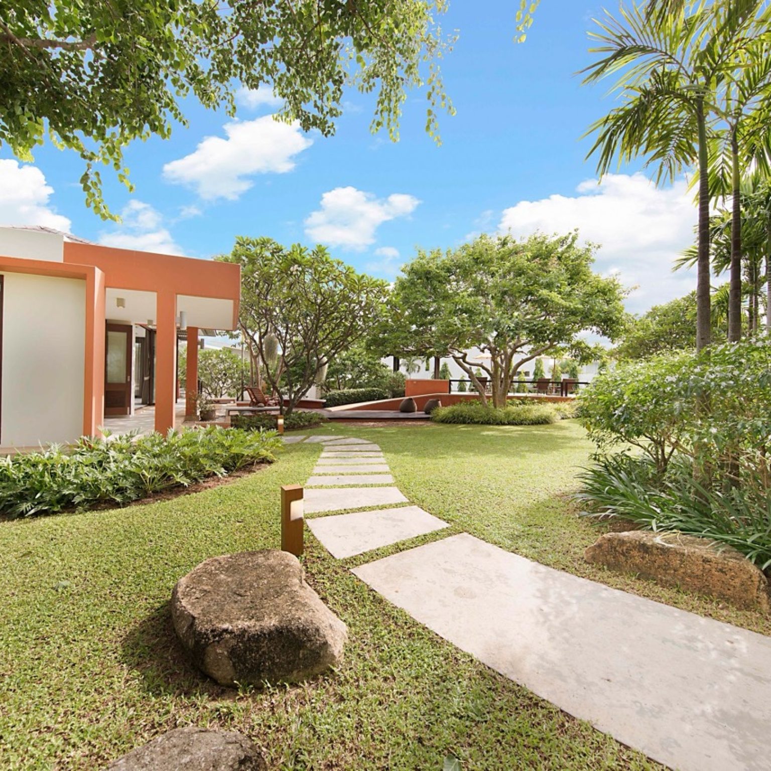 Six Hills – Backyard (1) – Grande