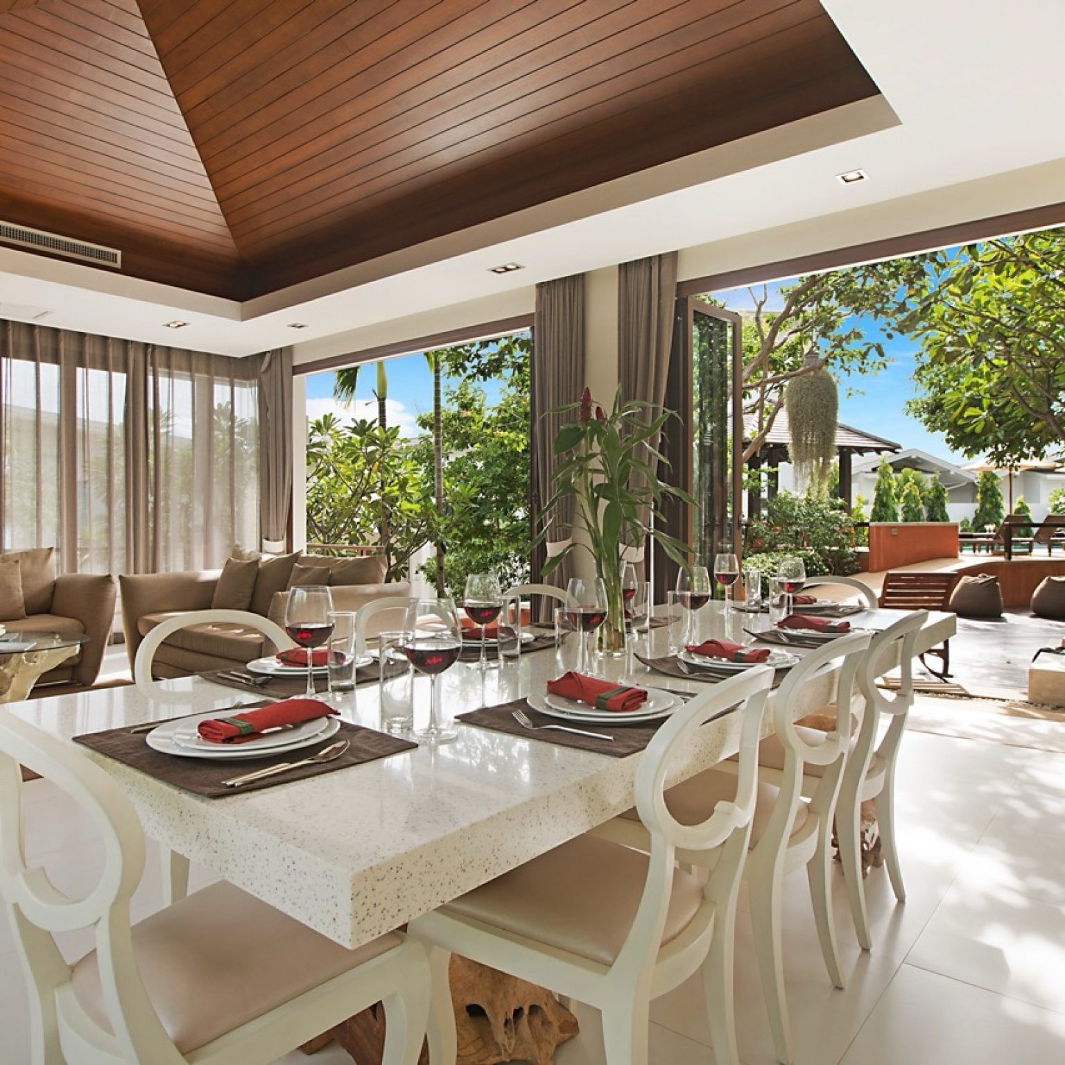 Six Hills – Dining Area (2) – Grande