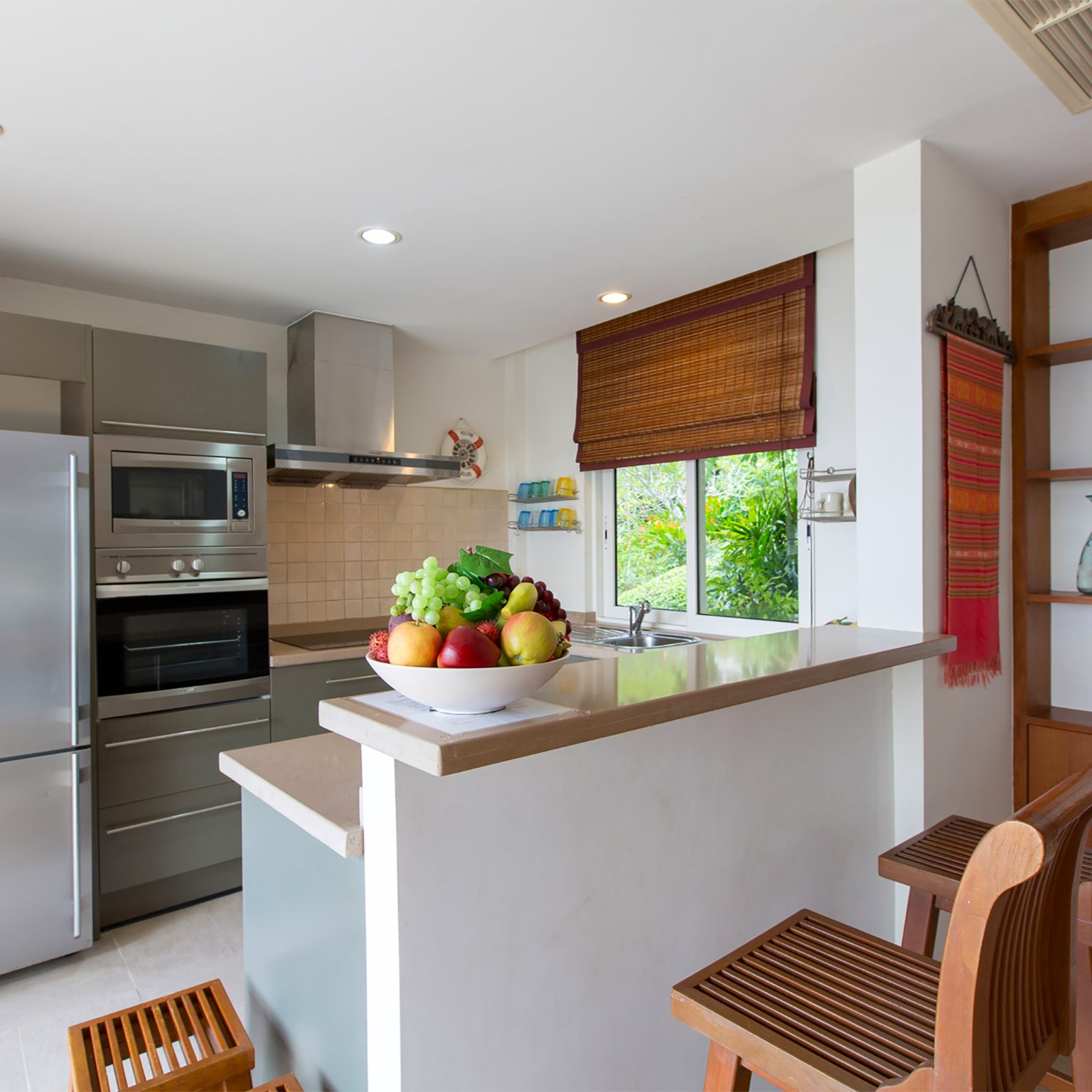 Villa Kata Moon – Modern kitchen