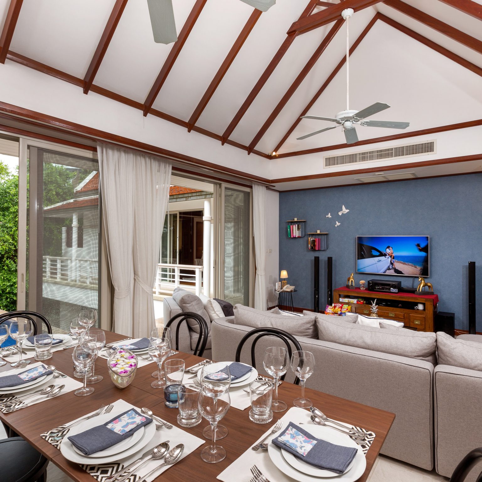 Villa Makata 1 – Dining and living area design
