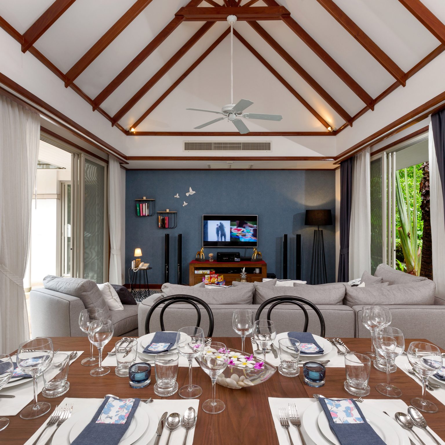Villa Makata 1 – Dining and living area preview