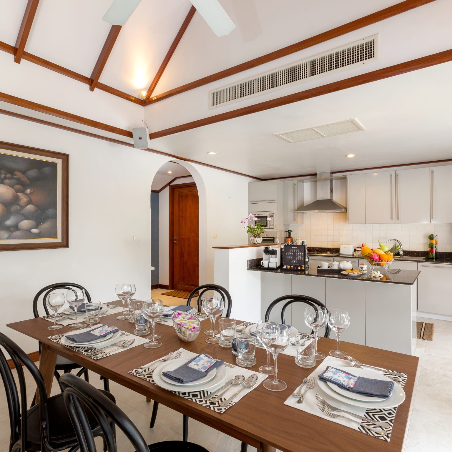 Villa Makata 1 – Dining area and kitchen preview