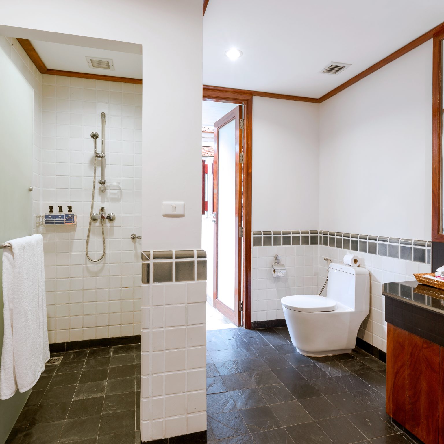 Villa Makata 1 – Guest bedroom one ensuite bathroom setting
