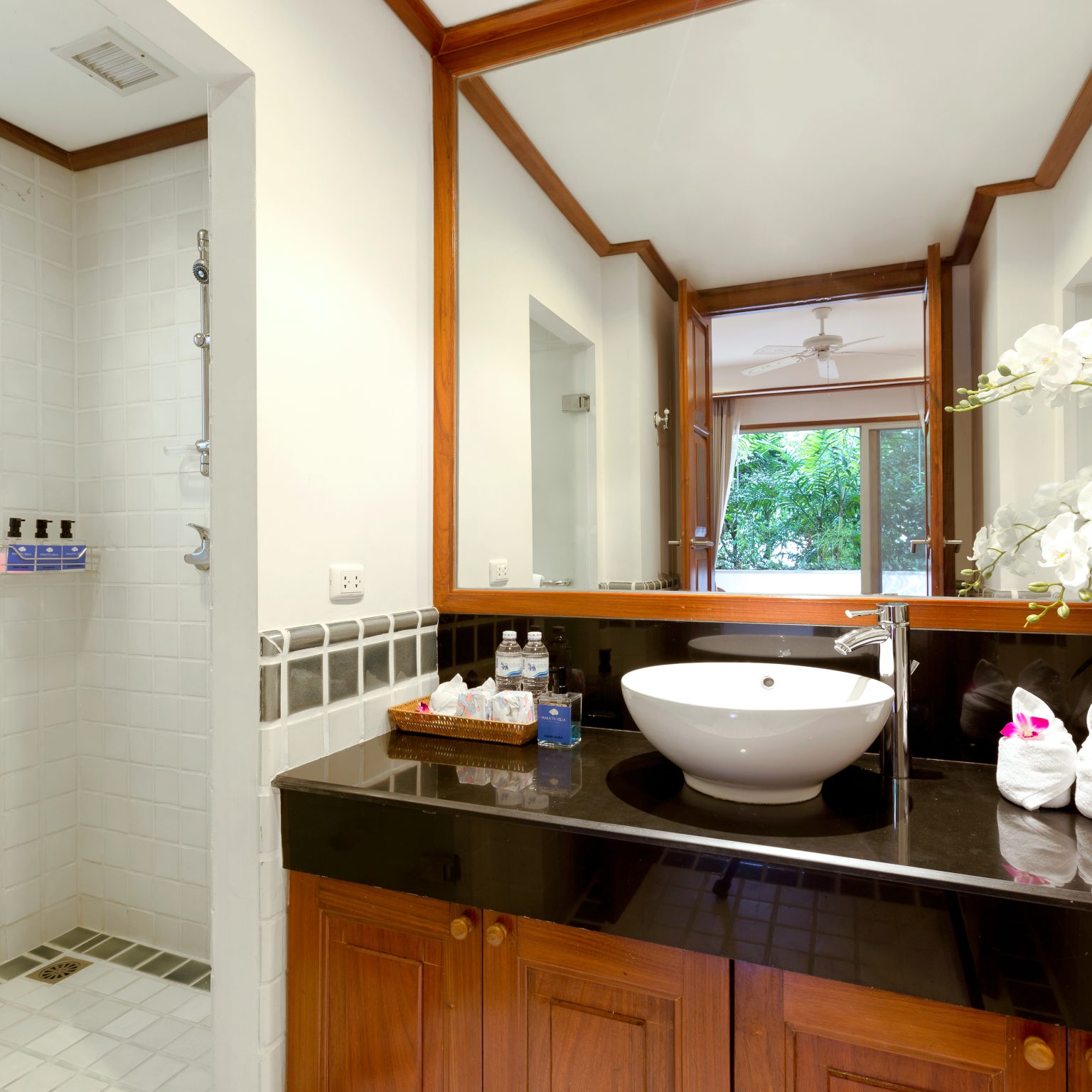 Villa Makata 1 – Guest bedroom two ensuite bathroom design