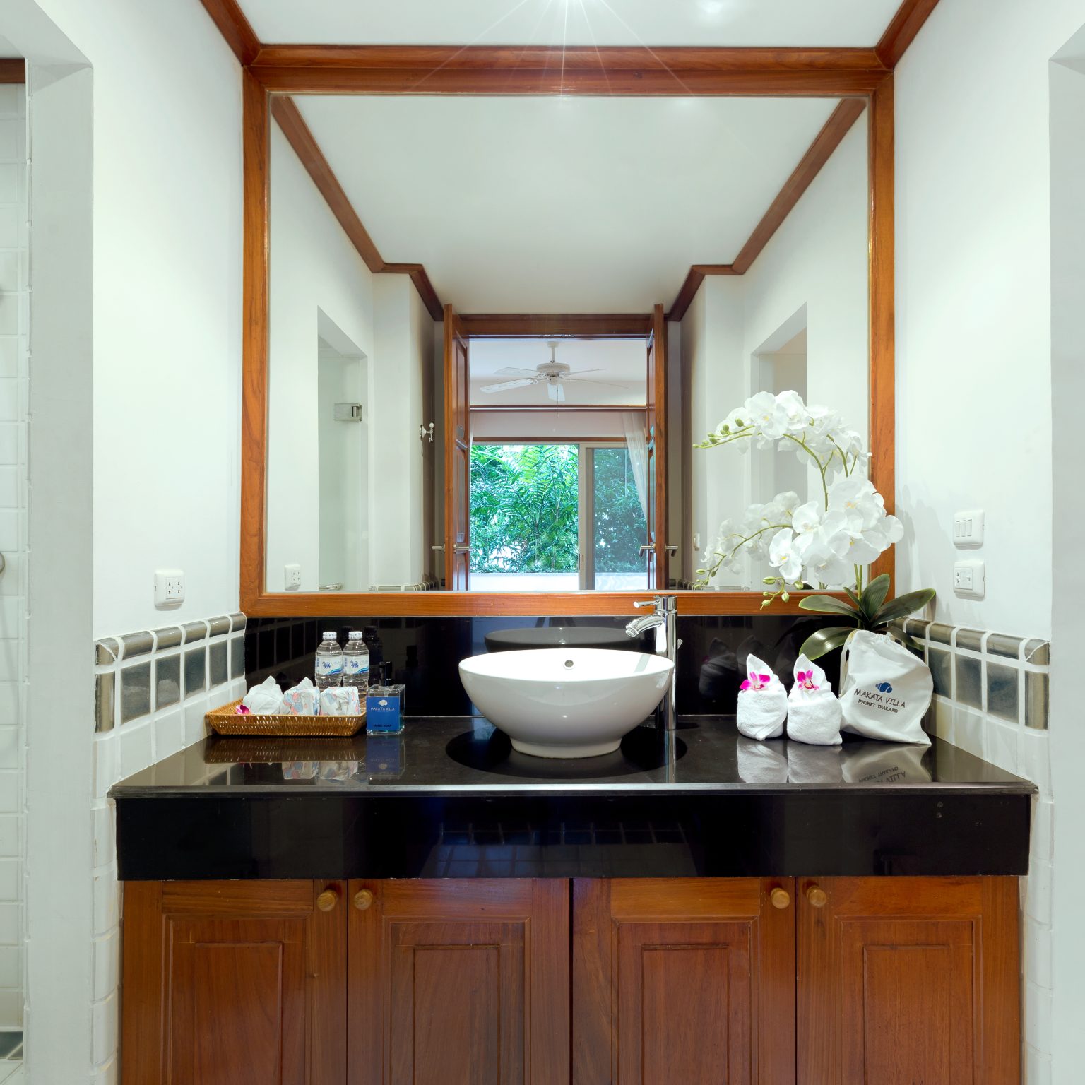 Villa Makata 1 – Guest bedroom two ensuite bathroom detail