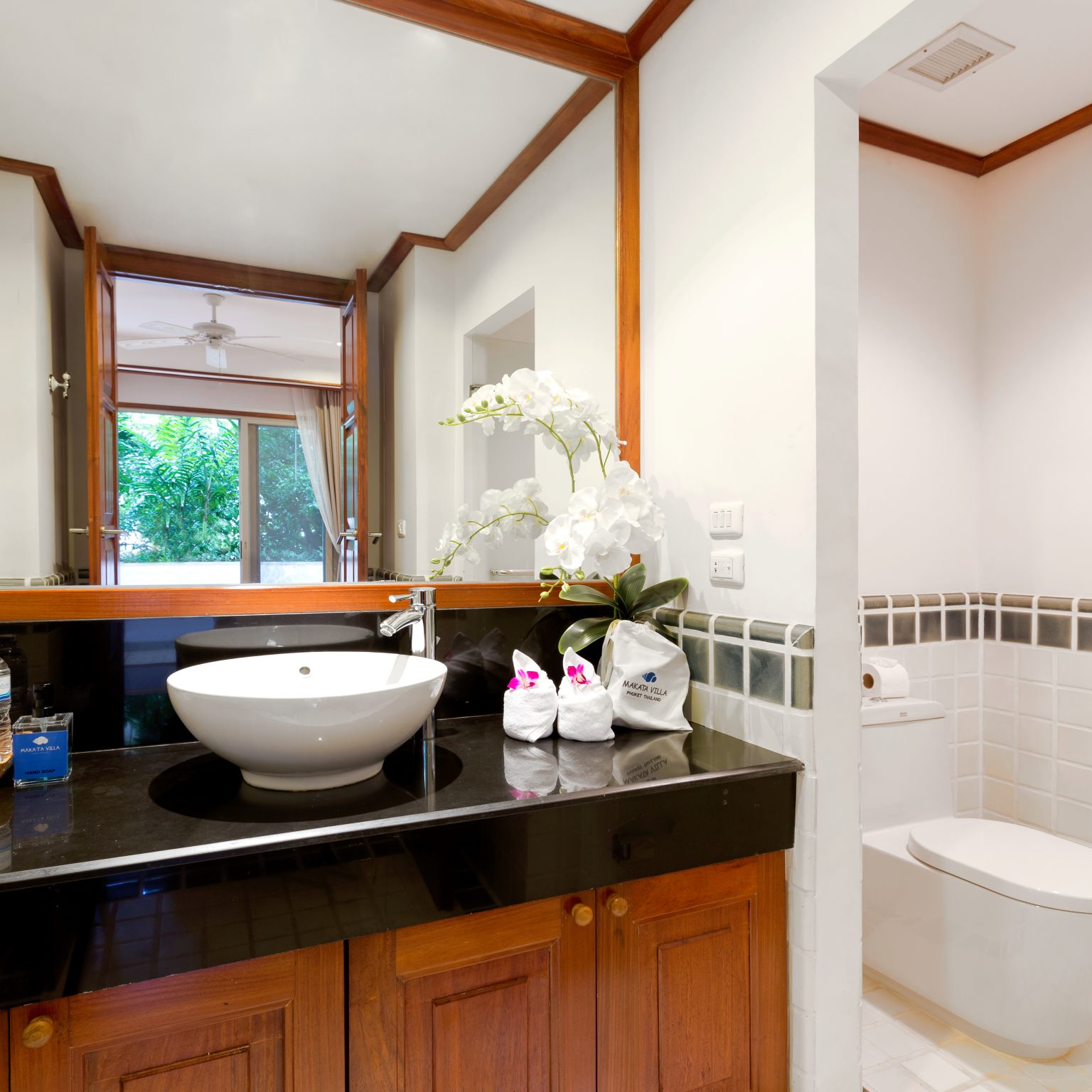 Villa Makata 1 – Guest bedroom two ensuite bathroom setting
