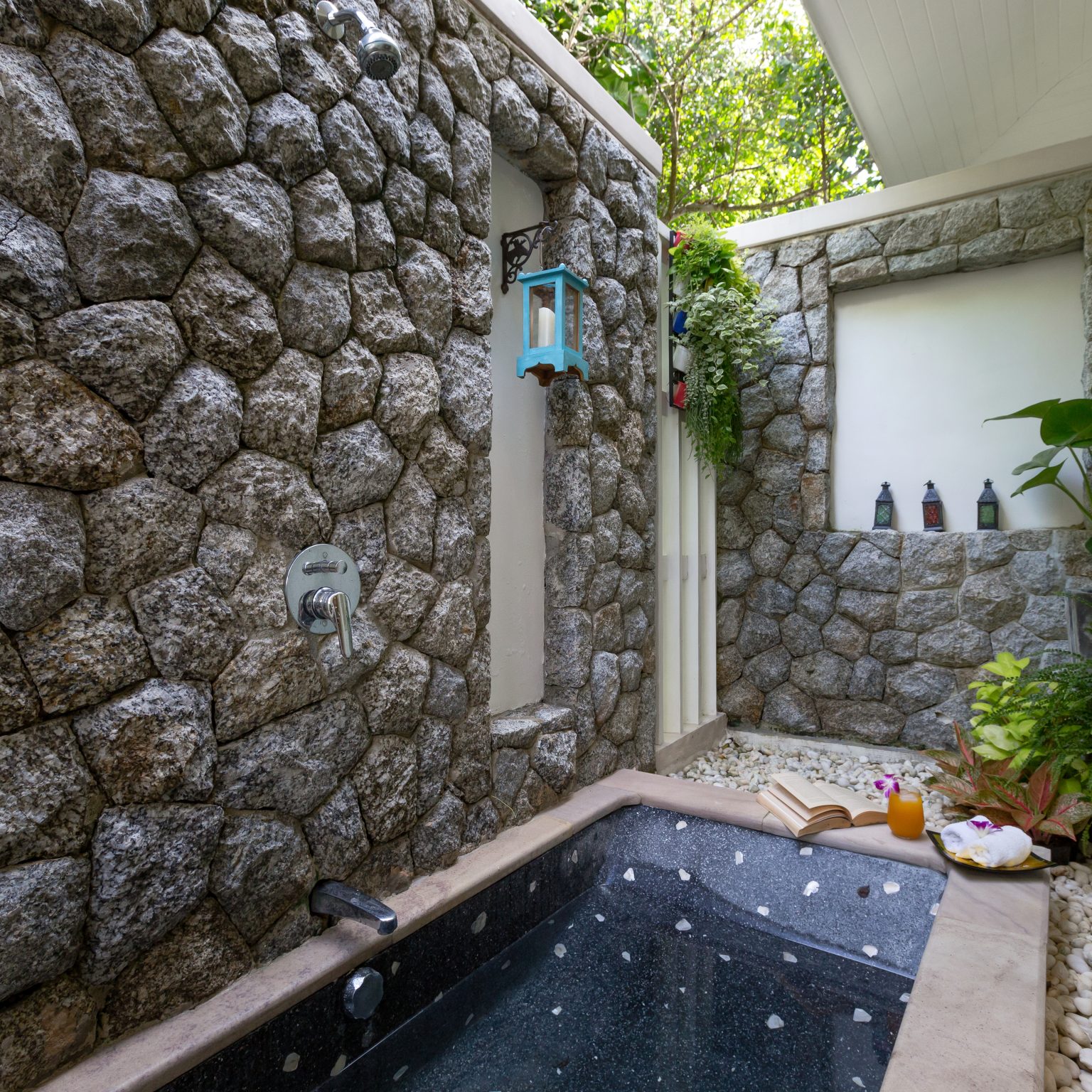 Villa Makata 1 – Master bathroom outdoor shower