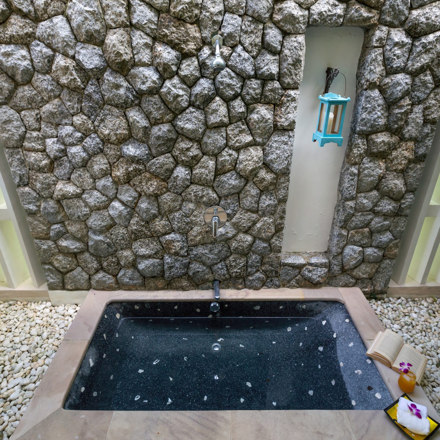 Villa Makata 1 – Master bathroom outdoor shower preview