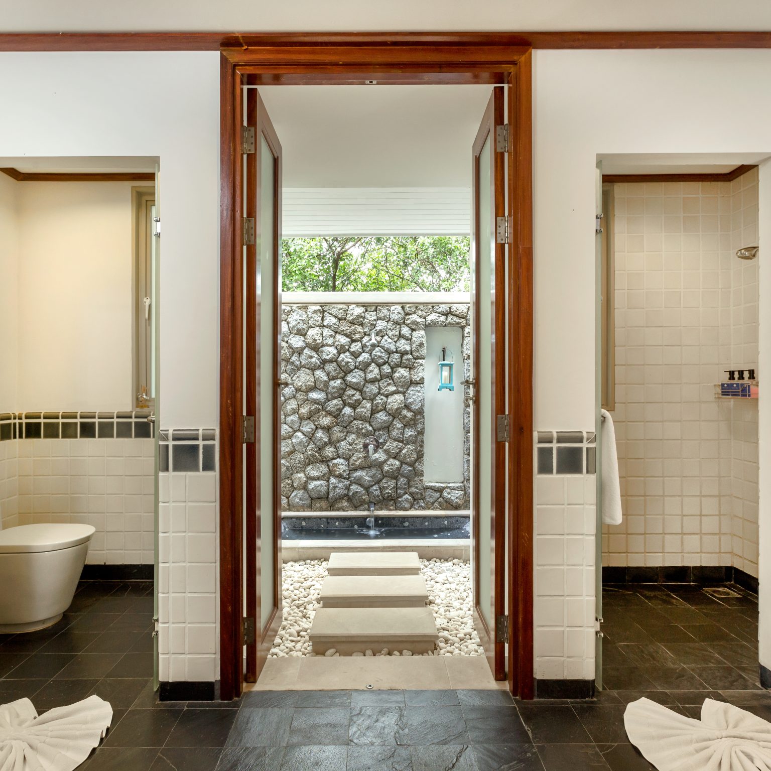 Villa Makata 1 – Master bedroom ensuite bathroom setting