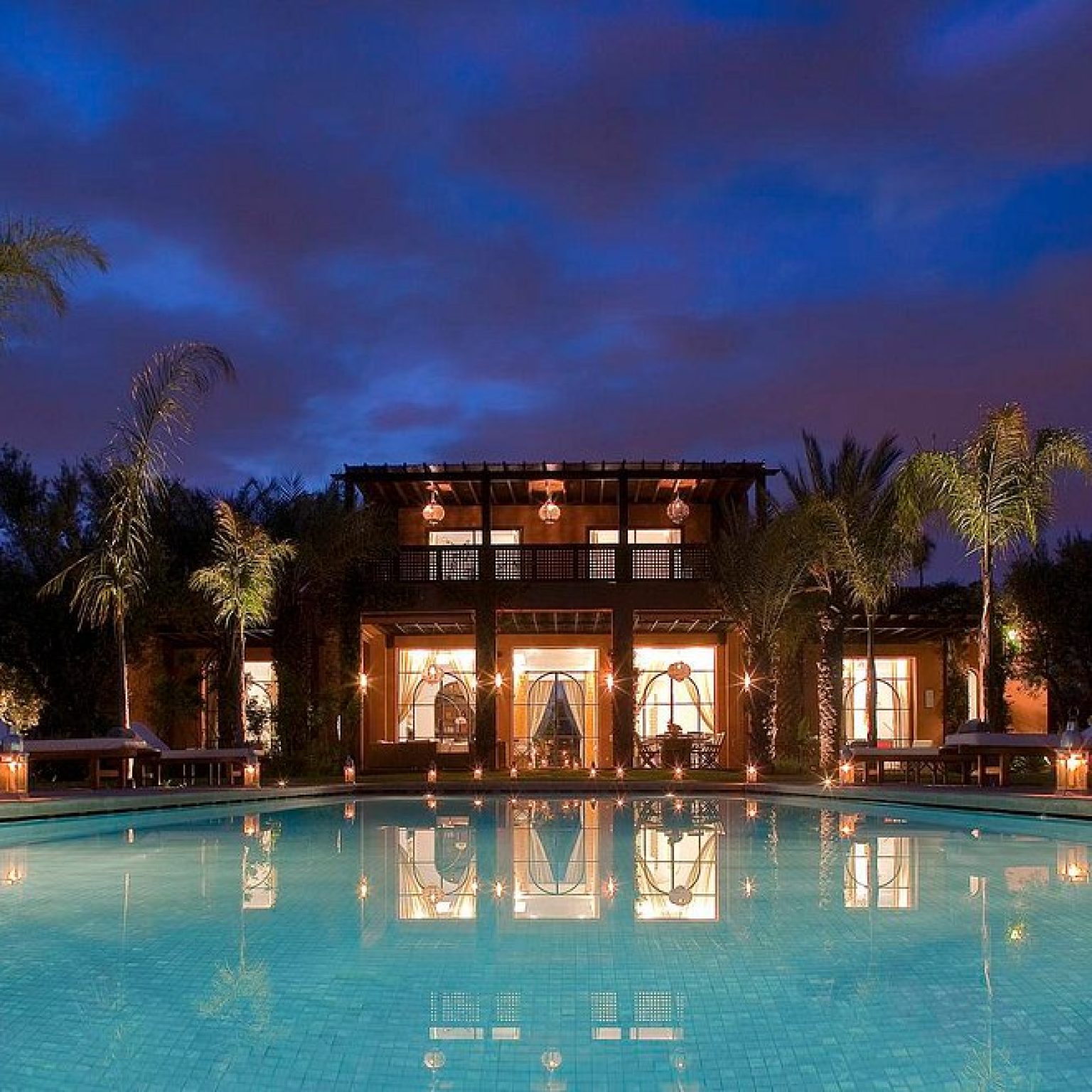 villa-et-piscine-de-nuit
